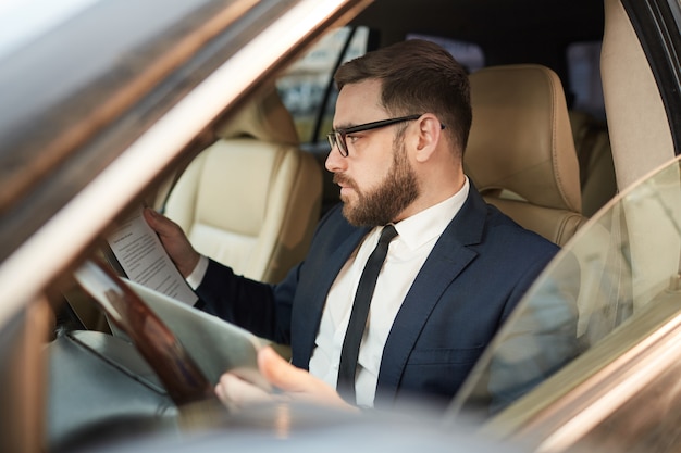 Hombre en el coche