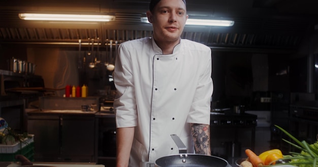 Un hombre en una cocina industrial