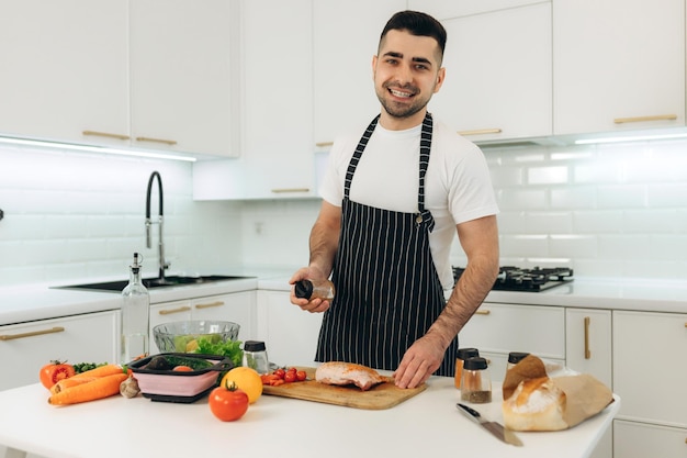 hombre, cocina, pollo, sloseup, retrato, de, cocina