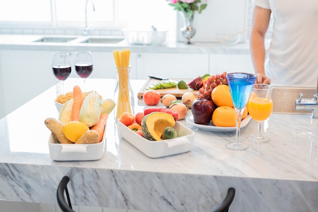 Hombre en la cocina con la preparación de alimentos para su esposa