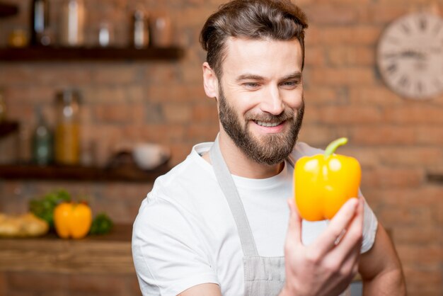 Foto hombre en la cocina