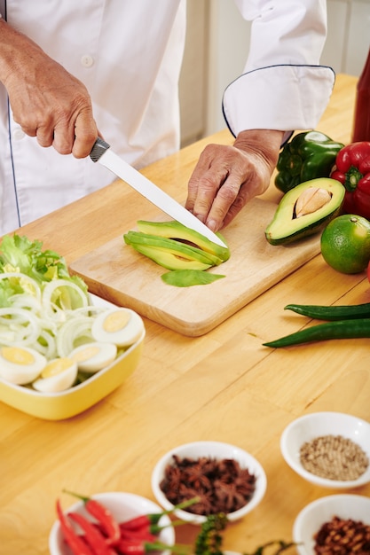 Hombre cocinando el almuerzo