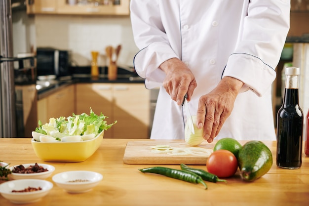 Hombre cocinando en casa