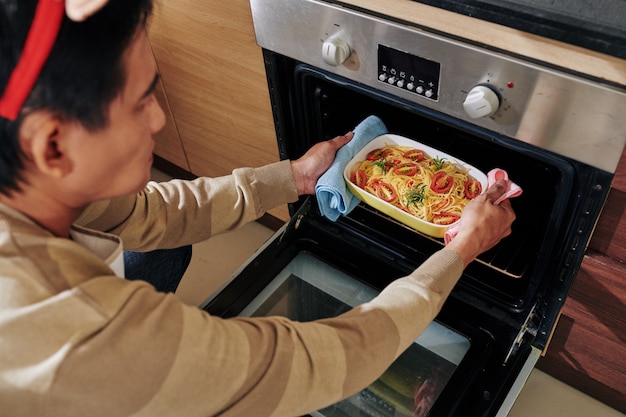 Hombre cocinando para Navidad