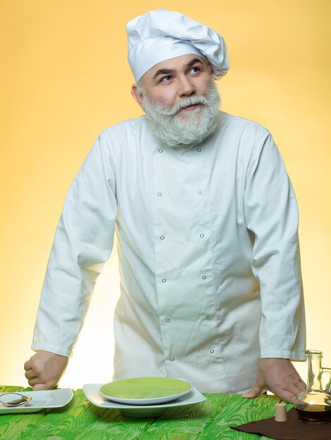 Hombre cocinar con platos