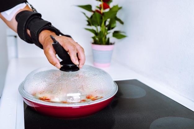 Hombre con codera ajustable preparando comida