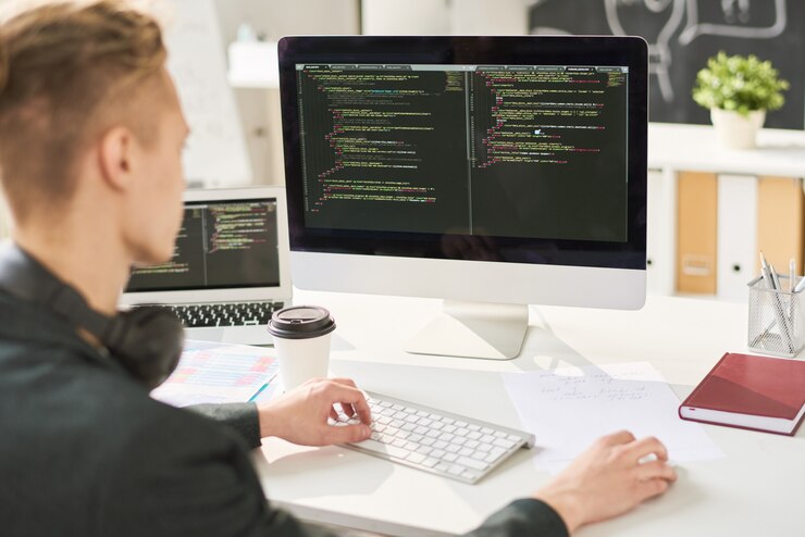 Foto hombre codificando en la oficina