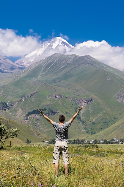 Hombre cogido de la mano cerca de la montaña