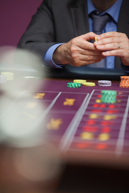 Foto hombre colocando apuesta en la ruleta