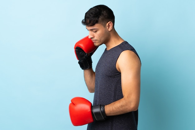 Hombre colombiano aislado con guantes de boxeo