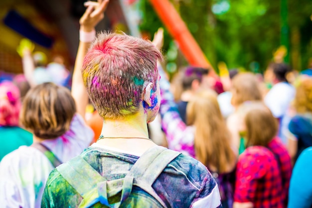 Foto hombre colorido en backview del festival holi