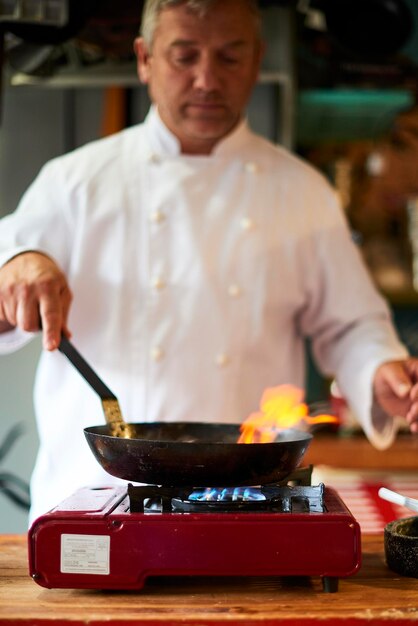 Hombre con comida en casa