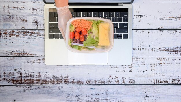 Foto hombre con comida en la mesa