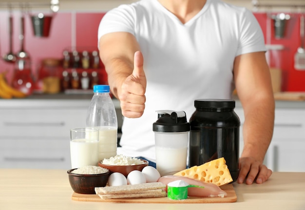 Hombre y comida sana en la cocina.