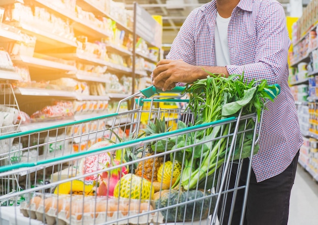 Hombre con comida en la tienda