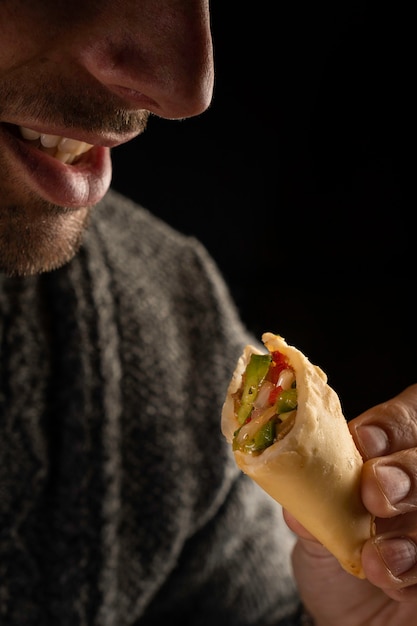 Foto hombre comiendo empanadas argentinas