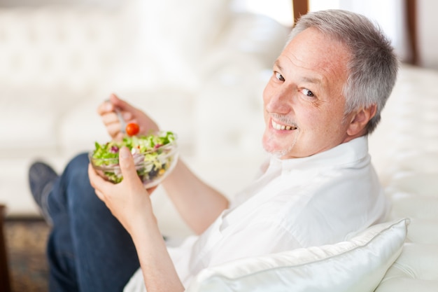 Hombre comiendo una ensalada