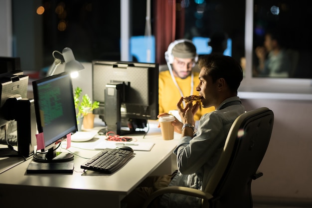 Hombre comiendo en el lugar de trabajo