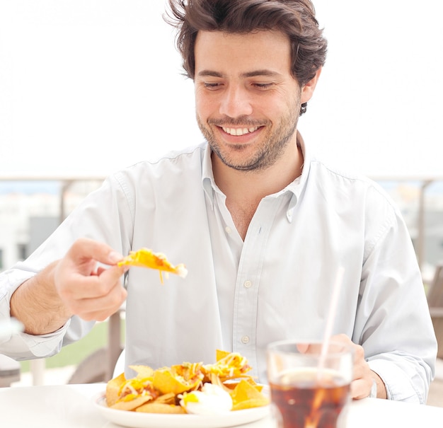 Hombre comiendo papas fritas