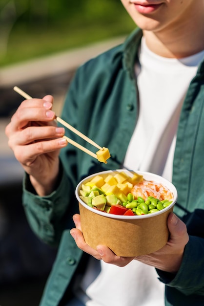 Un hombre comiendo un poke