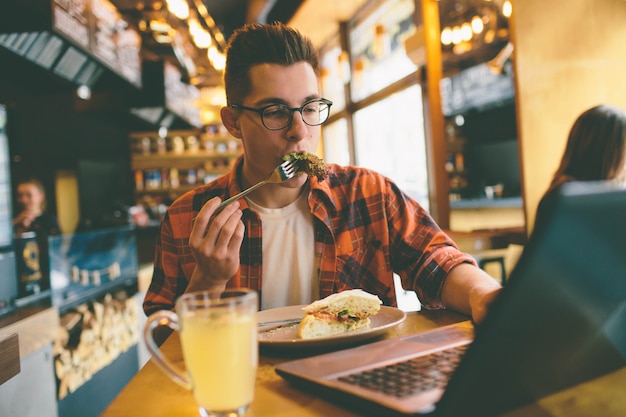 Hombre comiendo en un restaurante y disfrutando de deliciosa comida