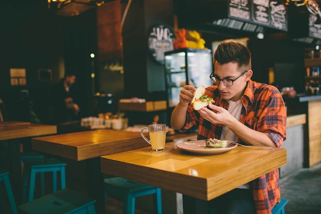 Hombre comiendo en un restaurante