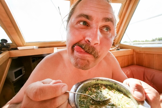 hombre comiendo una sopa