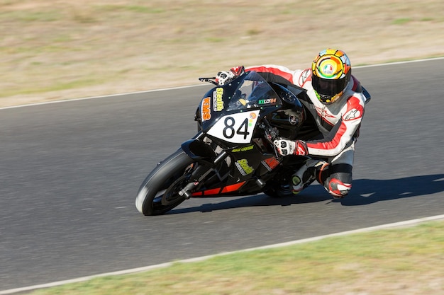 Foto hombre compitiendo en motocicleta