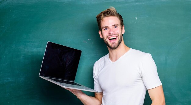 El hombre compra en línea la educación moderna en línea de regreso a la escuela la escuela de negocios el maestro de la universidad usa la tecnología informática el hombre usa Internet 4g para estudiar al estudiante en la clase de aprendizaje electrónico una manera fácil de comprar