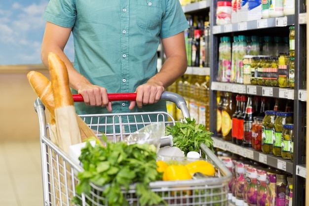 El hombre compra productos con su carrito