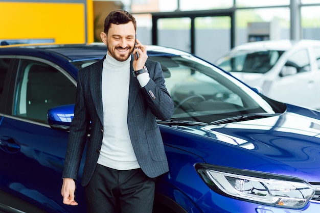 Hombre comprando el coche. Hombre de negocios, en, un, salón del coche