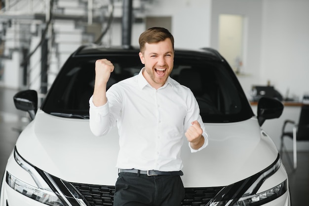 Foto hombre comprando un coche en una sala de exposición