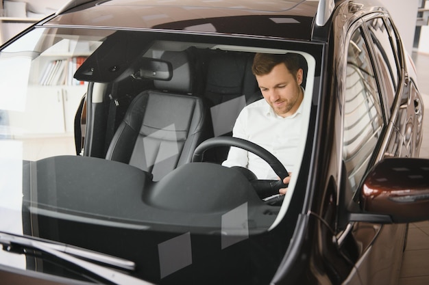 Hombre comprando un coche en una sala de exposición