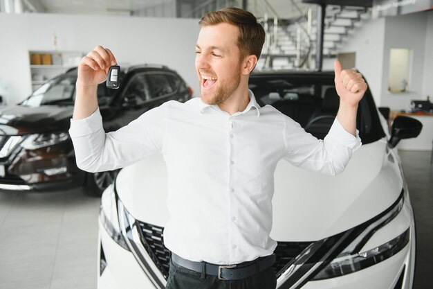 Foto hombre comprando un coche en una sala de exposición