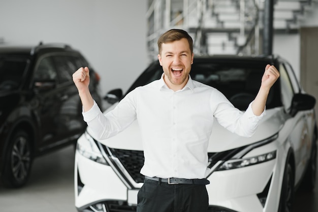 Hombre comprando un coche en una sala de exposición