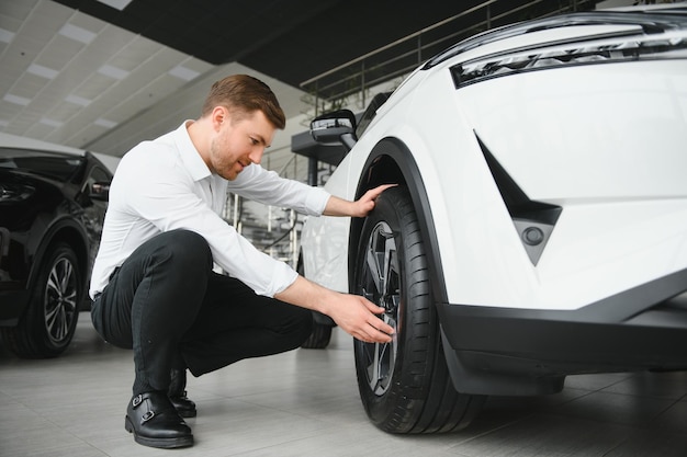 Foto hombre comprando un coche en una sala de exposición