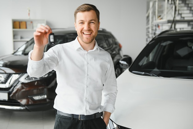 Foto hombre comprando un coche en una sala de exposición