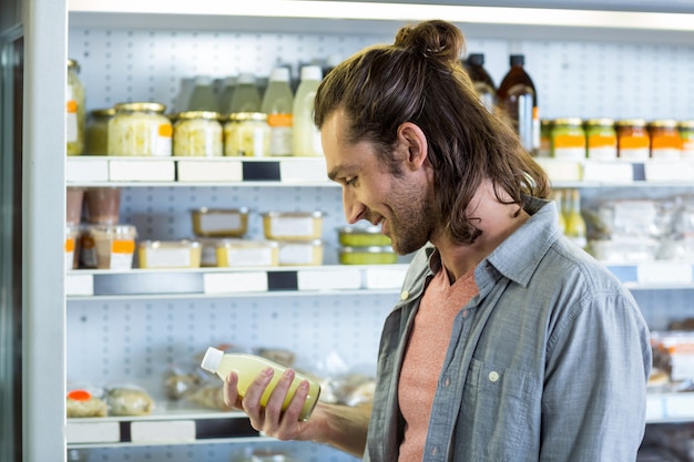 Hombre comprando comestibles