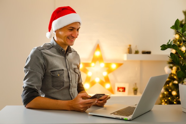 Hombre comprando regalos de Navidad online