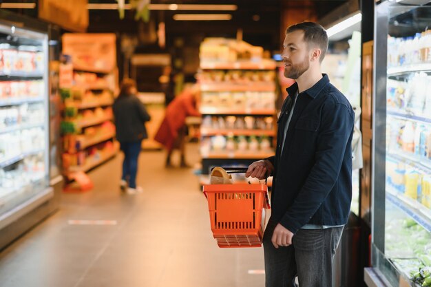 Hombre de compras en un supermercado