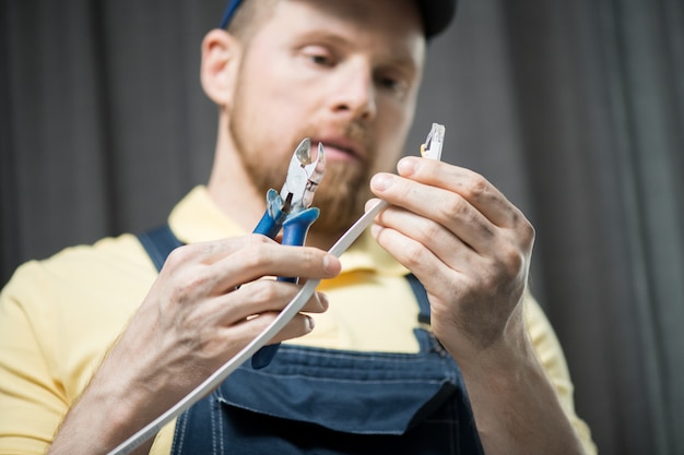 Foto hombre comprobando el cable de alimentación