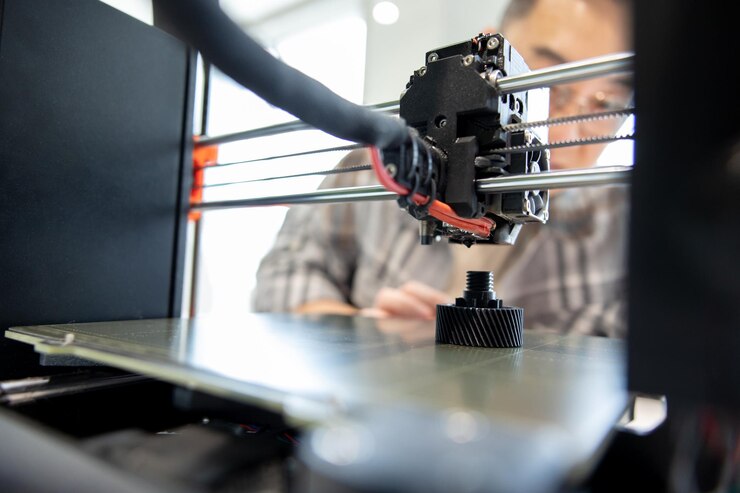 Foto hombre comprobando el proceso de impresión 3d de hacer cosas en impresora 3d en el laboratorio