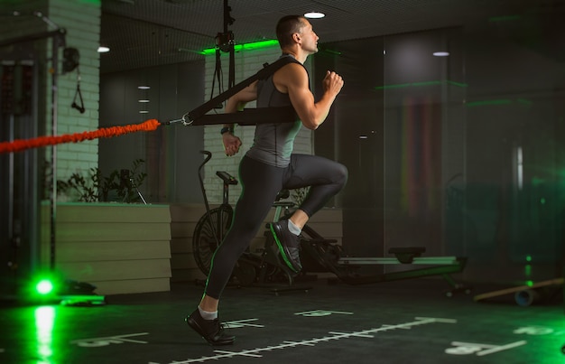 El hombre comprometido en el gimnasio.