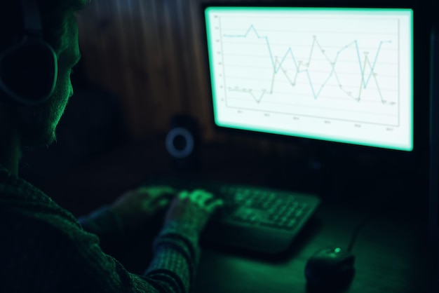 Hombre y computadora y análisis y escritura en casa gráficos y en línea estudio del mercado de valores para tendencias análisis de datos de trabajo remoto y finanzas para la inversión moneda digital y crecimiento o infografías