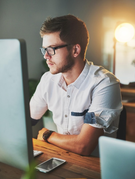 Hombre de computadora y noche en la oficina para investigación de diseño web y consultoría creativa para propuesta Persona masculina empleado y creación de redes o sitio web para tareas en línea gestión de proyectos y turno tardío