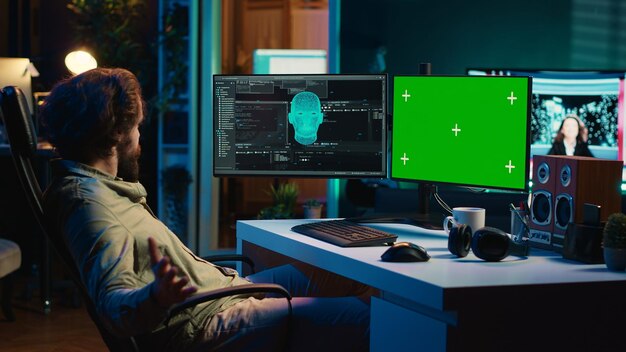 Hombre comunicándose con inteligencia artificial a través de una computadora de pantalla verde