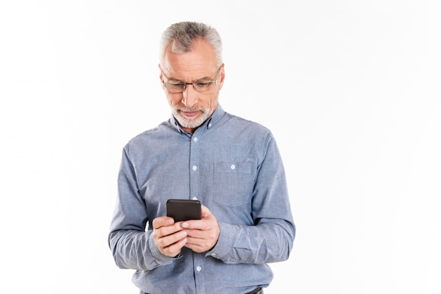 Hombre concentrado maduro con smartphone aislado