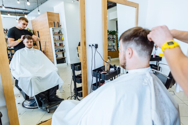 hombre en el concepto de estilo de vida de corte de pelo de barbería profesional