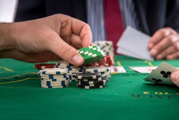 Hombre de concepto de juego jugar al póquer en el casino. Suerte de riesgo o ganador