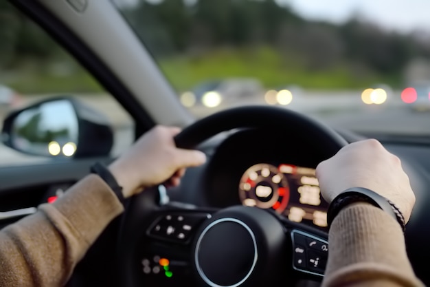 Foto hombre conduce un auto en la autopista